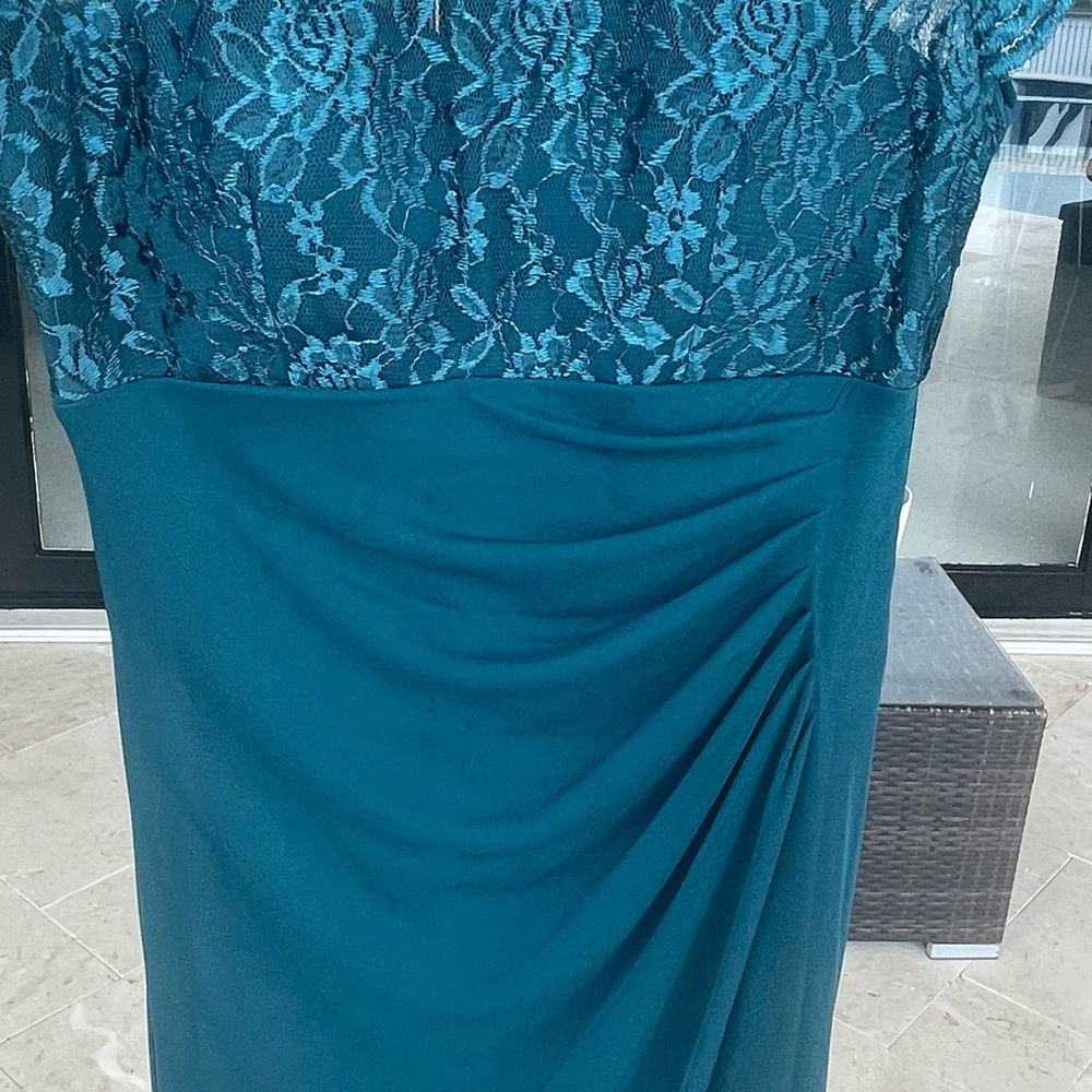 Laced emerald green gown - Picture 2 of 3